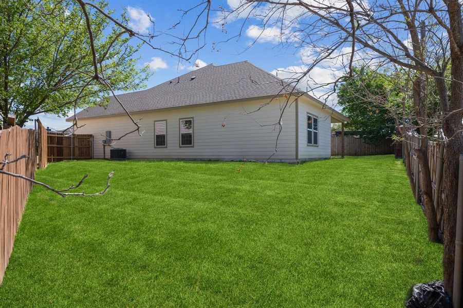Exterior details and patio area of a home in , Dallas (Image 4).