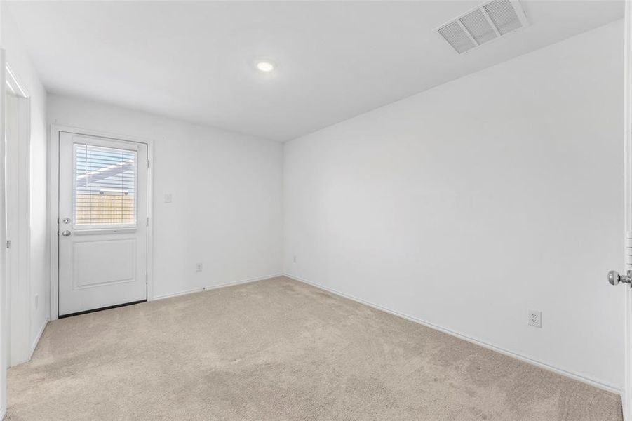 Spacious, unfurnished interior of a new home in Tillage Farms, Princeton (Image 20).