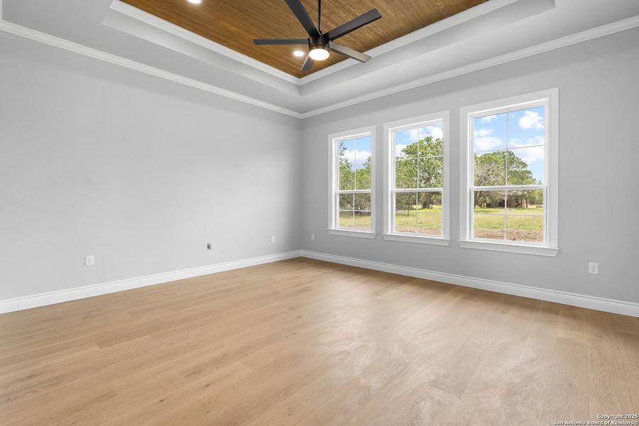 Spacious, unfurnished interior of a new home in , Bandera (Image 16).