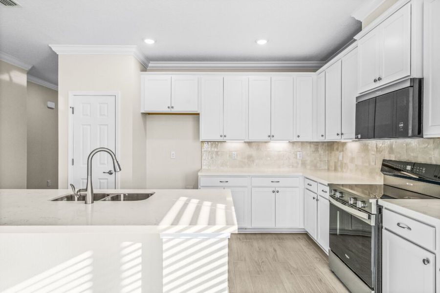 Furnished interior view inside a new home in Lake Merial, Panama City (Image 9).