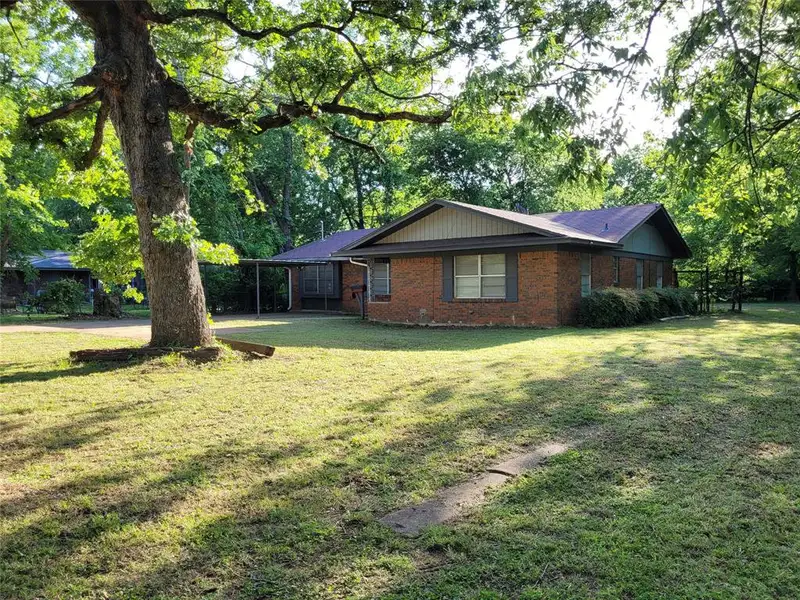 Exterior details and patio area of a home in , Paris (Image 19).