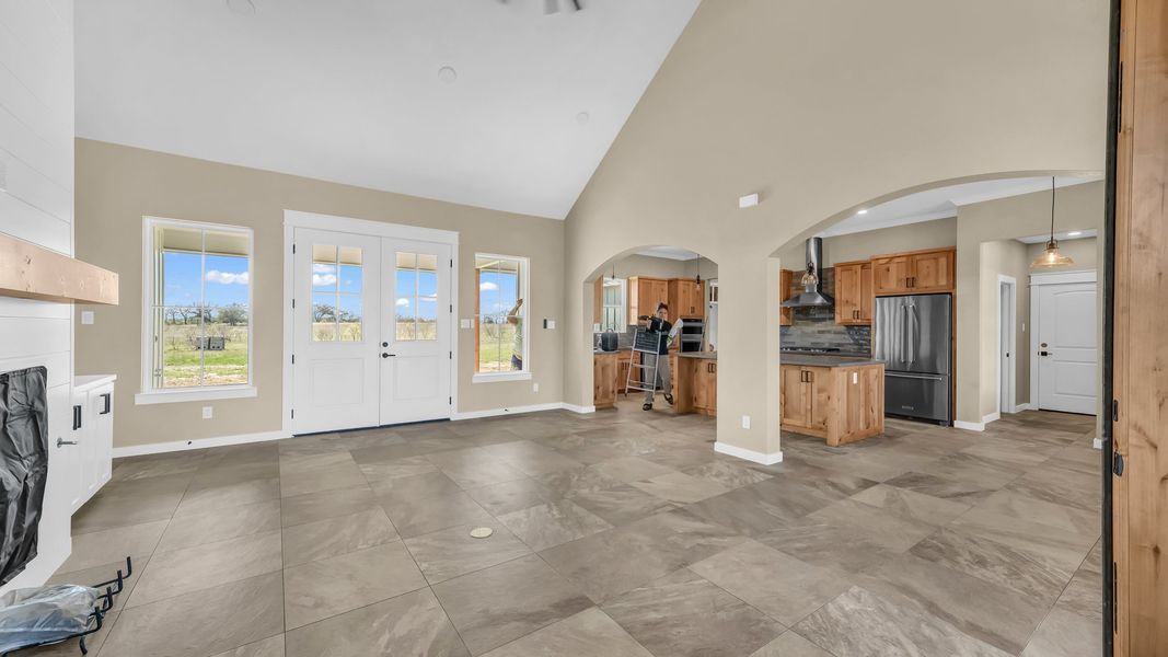 Spacious, unfurnished interior of a new home in Oak Water Ranch, Granbury (Image 13).