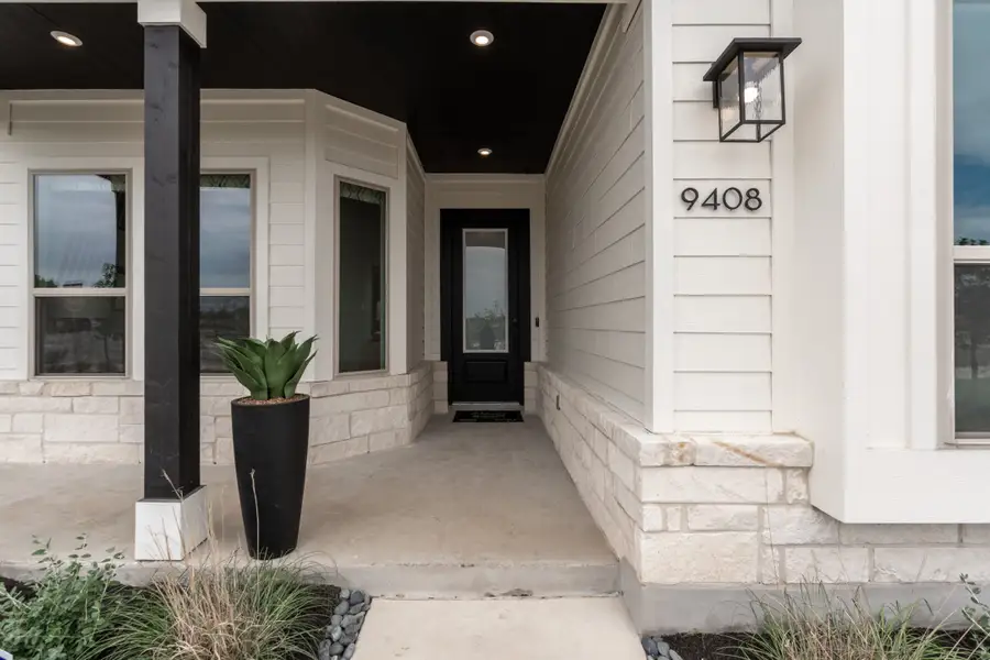 Exterior details and patio area of a home in The Crossvine, Schertz (Image 4).