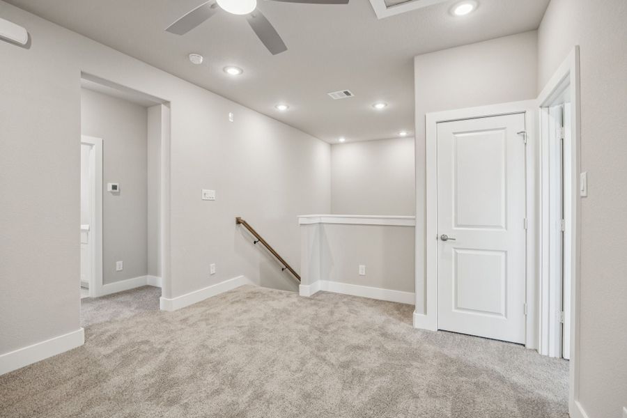 Spacious, unfurnished interior of a new home in Dove Hollow, Waxahachie (Image 28).