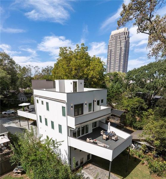 Condo located in Atlanta, GA showcasing its design and architecture (Image 5).