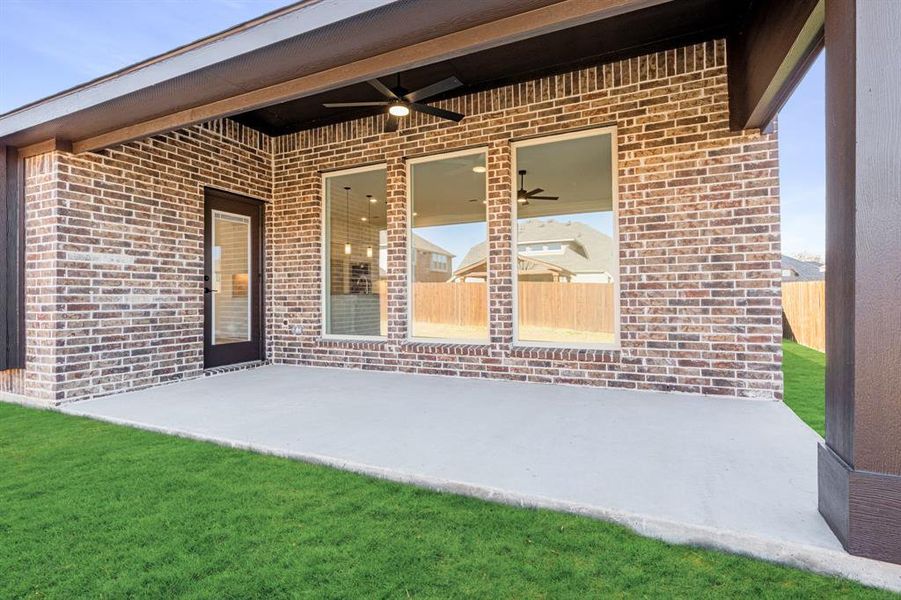 Exterior details and patio area of a home in Maplewood, Glenn Heights (Image 3).