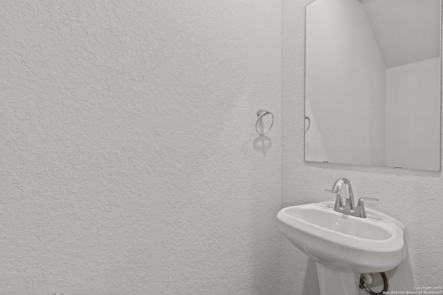 Close-up of interior finishes inside a home in Senna, Leon Valley (Image 13).