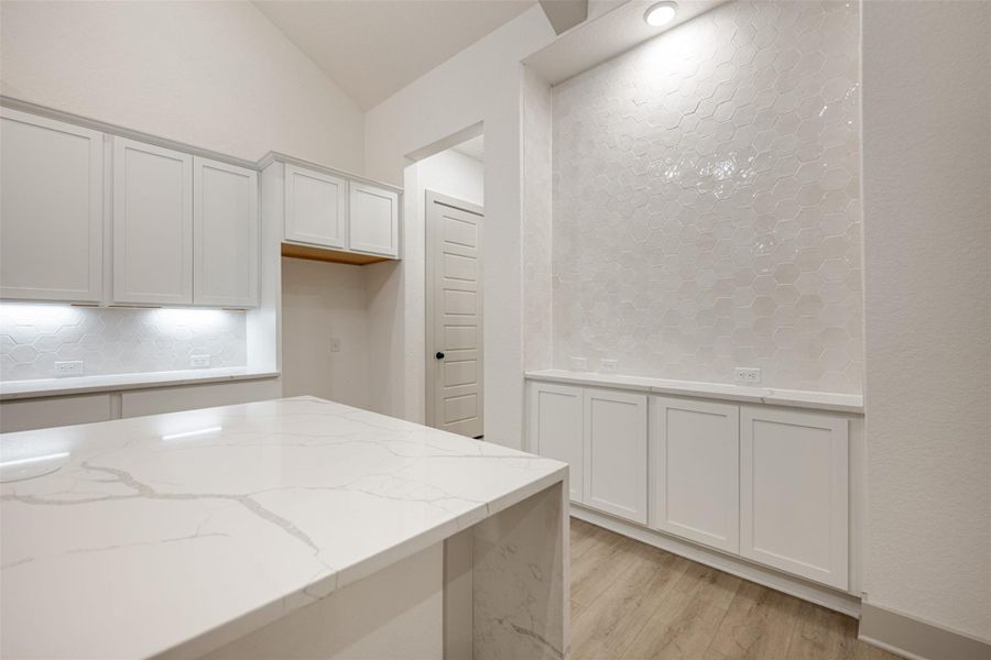 **PHOTOS REPRESENTATIVE OF FLOORPLAN ONLY**