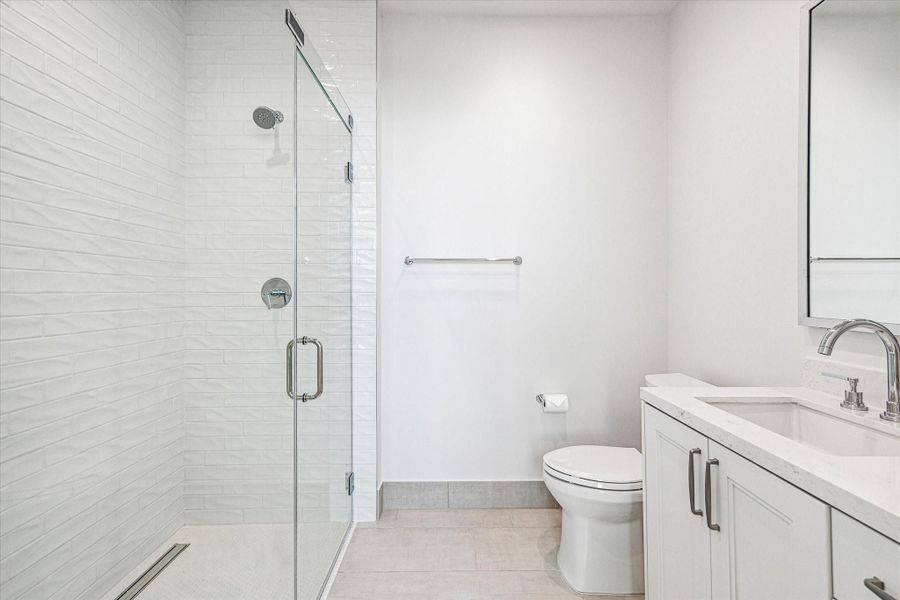 Alternate view of the En-suite guest bathroom. Photos are of a similar unit with the same floor plan