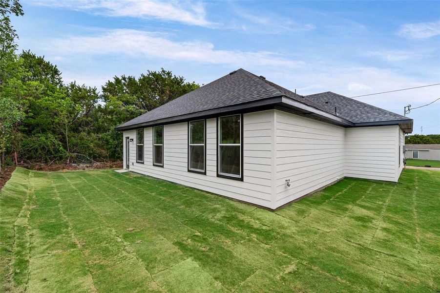 Exterior details and patio area of a home in , Granbury (Image 3).