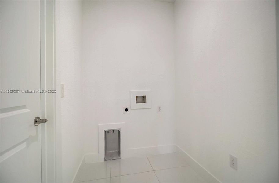 Spacious, unfurnished interior of a new home in , Alva (Image 25).