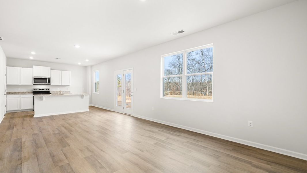 Spacious, unfurnished interior of a new home in Oakleigh Glen, Dallas (Image 20).