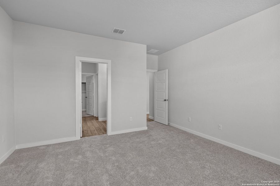 Spacious, unfurnished interior of a new home in Cinco Lakes, San Antonio (Image 14).
