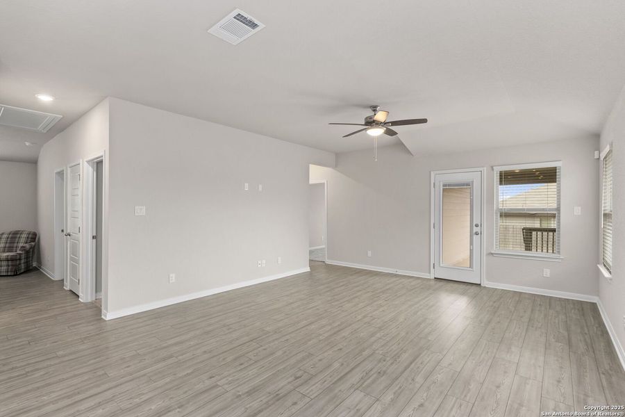 Spacious, unfurnished interior of a new home in Lark Canyon, New Braunfels (Image 17).
