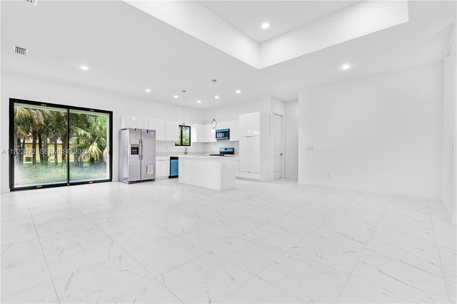 Spacious, unfurnished interior of a new home in , Lehigh Acres (Image 16).