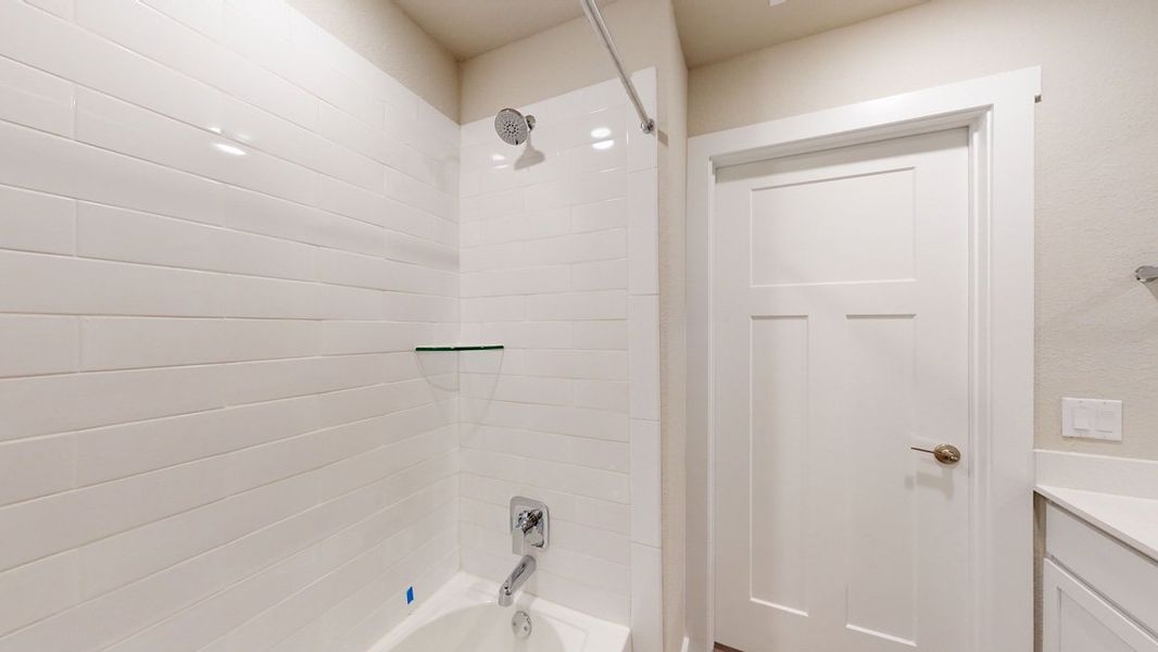 Close-up of interior finishes inside a home in Saratoga Crossing, Corpus Christi (Image 11).