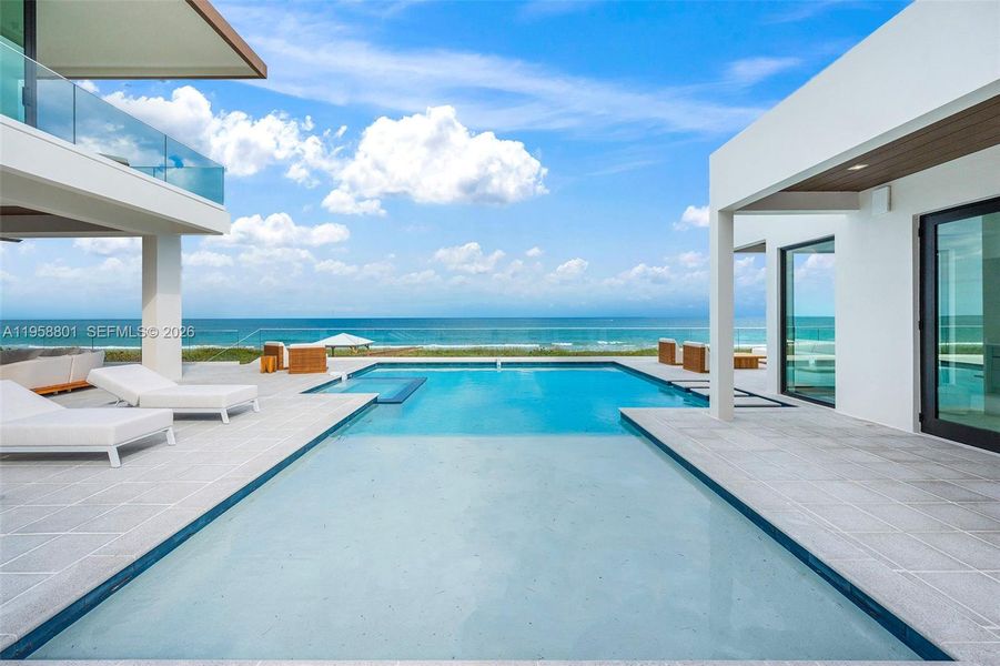 Exterior details and patio area of a home in , Fort Pierce (Image 24).