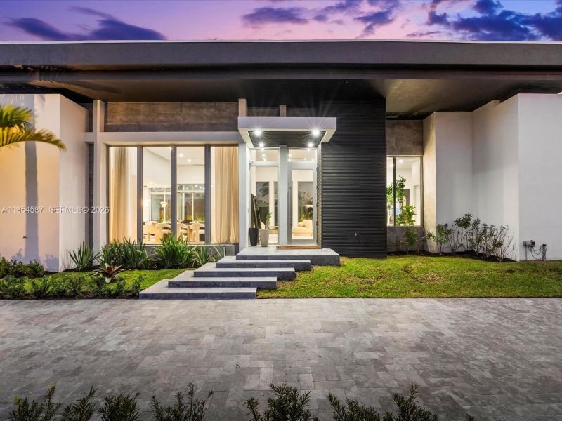 Exterior details and patio area of a home in , Plantation (Image 31).