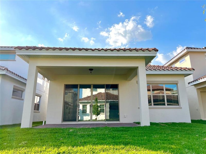 Exterior details and patio area of a home in , Orlando (Image 4).