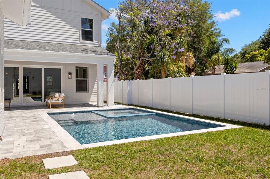 Exterior details and patio area of a home in , St. Petersburg (Image 37).