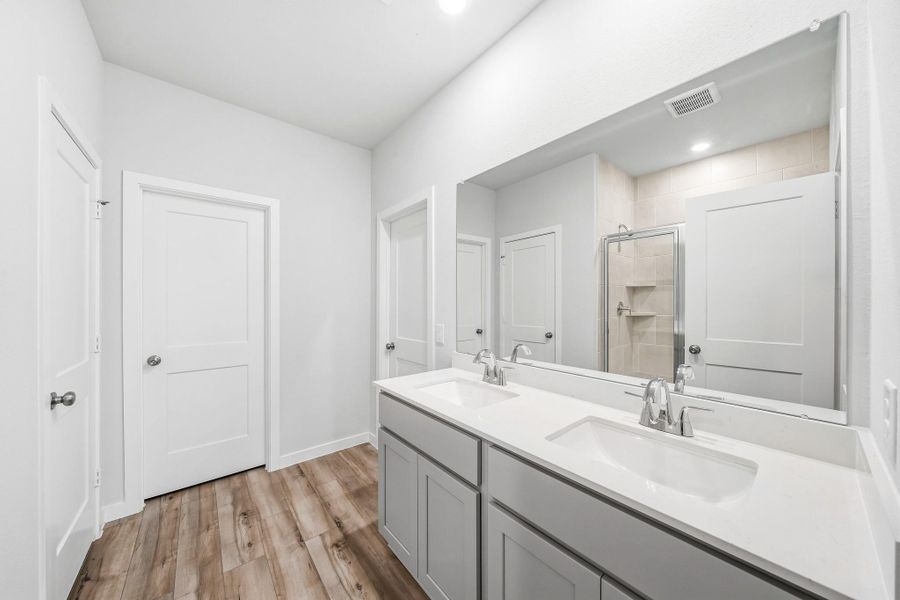 Furnished interior view inside a new home in Country Creek, Mont Belvieu (Image 9).