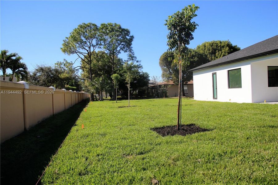 Exterior details and patio area of a home in , Cape Coral (Image 16).