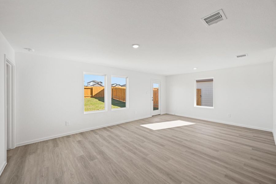 Spacious, unfurnished interior of a new home in Lexington Heights, Willis (Image 10).