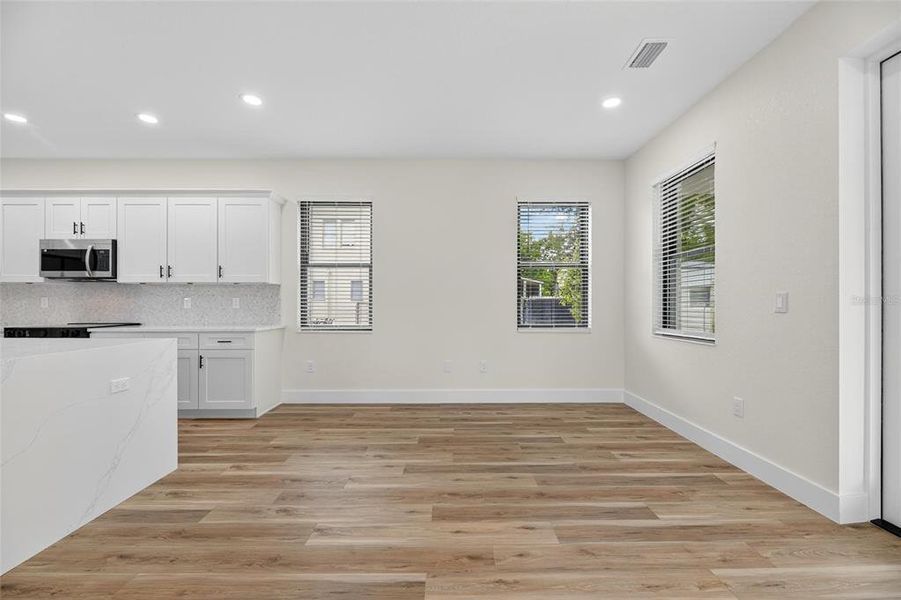 Spacious, unfurnished interior of a new home in , Tampa (Image 18).