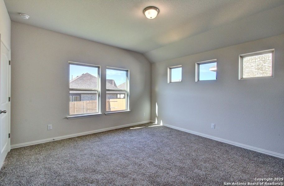 Spacious, unfurnished interior of a new home in Meyer Ranch - Enclave, New Braunfels (Image 16).