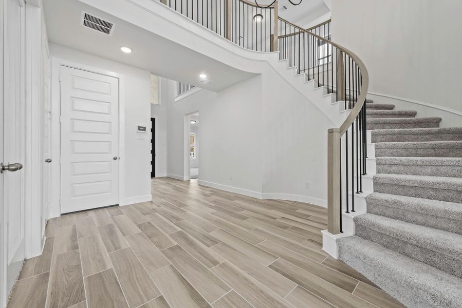 Spacious, unfurnished interior of a new home in Sunterra, Katy (Image 7). Spacious, unfurnished interior of a new home in Sunterra, Katy (Image 7).
