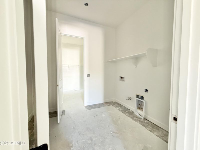 07 Laundry with pass-through door to pri 07 Laundry with pass-through door to pri