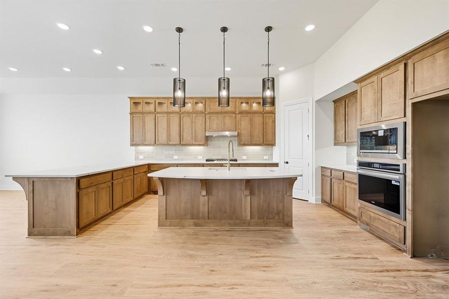 Furnished interior view inside a new home in Canyon Creek Estates, Sherman (Image 12). Furnished interior view inside a new home in Canyon Creek Estates, Sherman (Image 12).