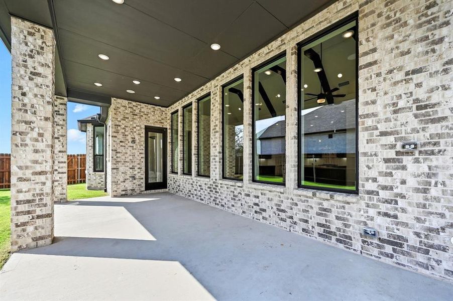 Exterior details and patio area of a home in Dove Hollow, Waxahachie (Image 15). Exterior details and patio area of a home in Dove Hollow, Waxahachie (Image 15).