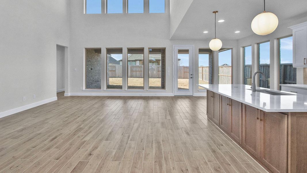 Spacious, unfurnished interior of a new home in Riceland, Mont Belvieu (Image 14).