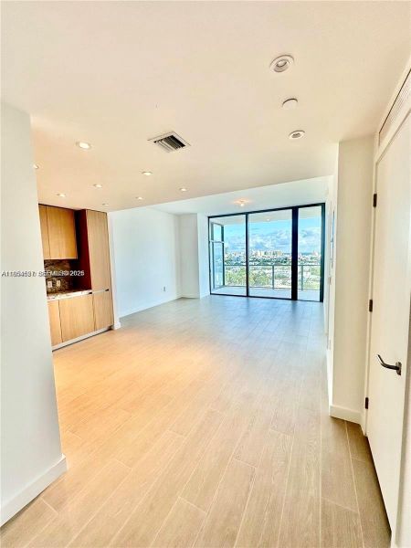 Spacious, unfurnished interior of a new home in Five Park, Miami Beach (Image 8). Spacious, unfurnished interior of a new home in Five Park, Miami Beach (Image 8).