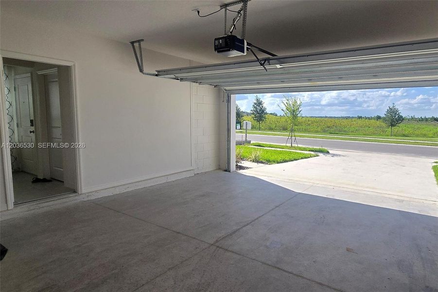Spacious, unfurnished interior of a new home in Hammock Reserve, Haines City (Image 24).