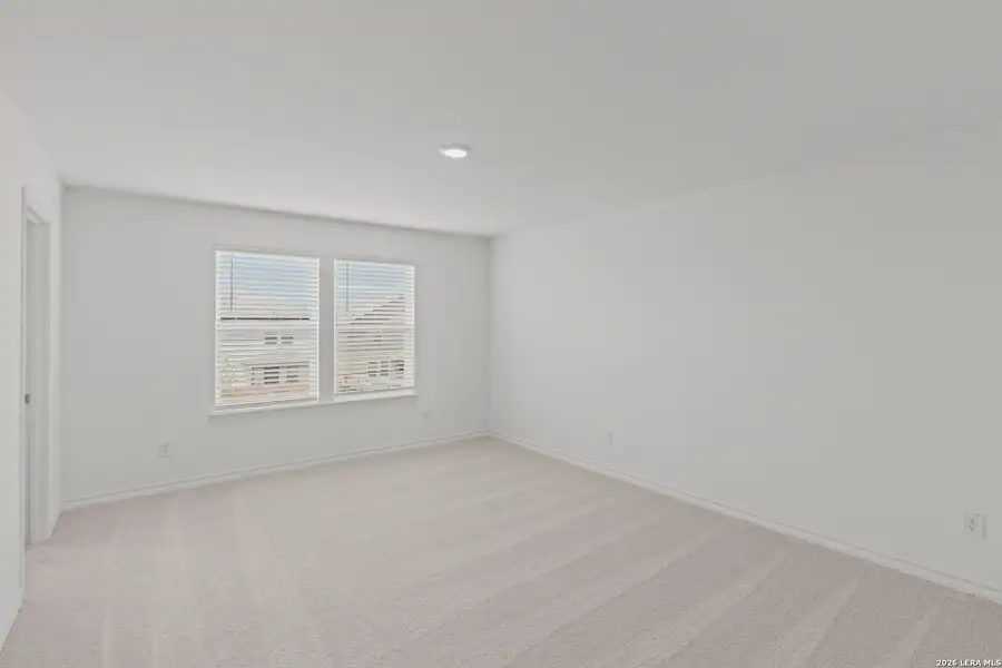 Spacious, unfurnished interior of a new home in Cinco Lakes, San Antonio (Image 30).