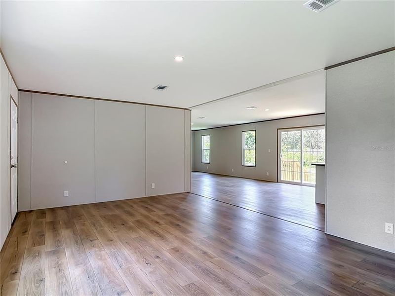Spacious, unfurnished interior of a new home in , Deland (Image 25).