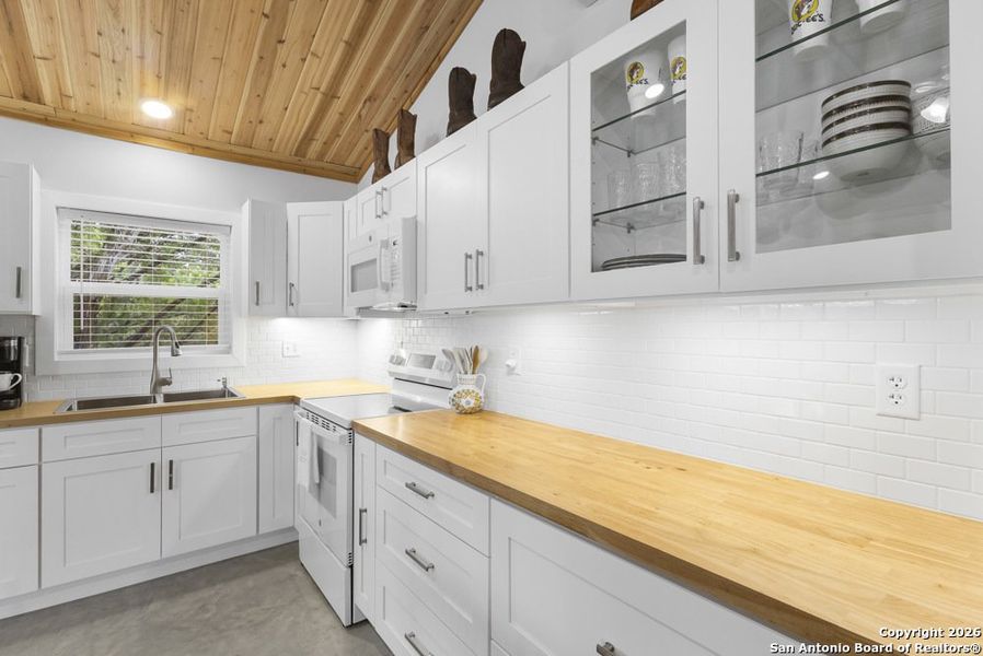 Furnished interior view inside a new home in , Bandera (Image 5).