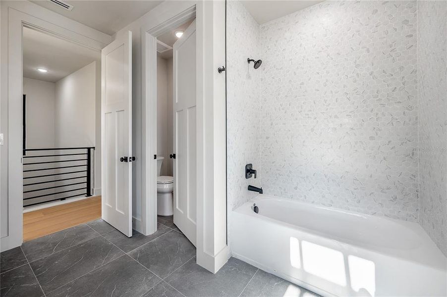 Spacious, unfurnished interior of a new home in , Tampa (Image 20).