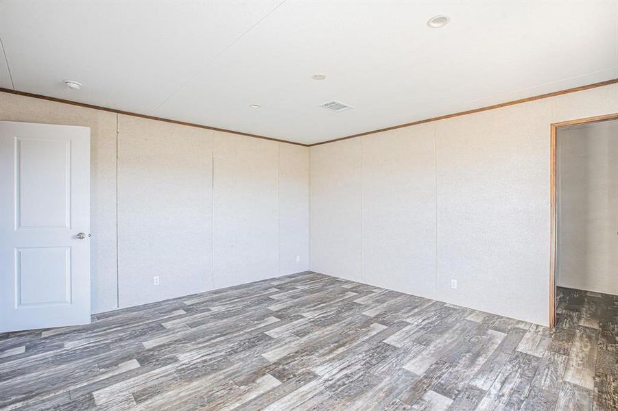 Spacious, unfurnished interior of a new home in , Bellevue (Image 14).