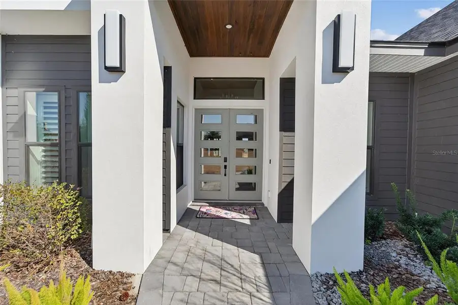 Exterior details and patio area of a home in , Bartow (Image 3).