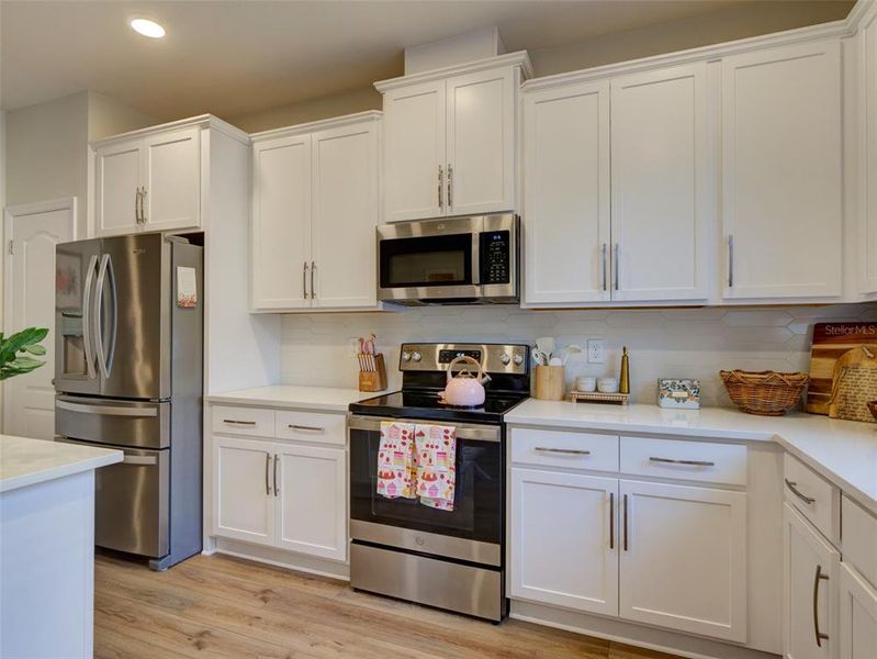 Furnished interior view inside a new home in , Orlando (Image 14).