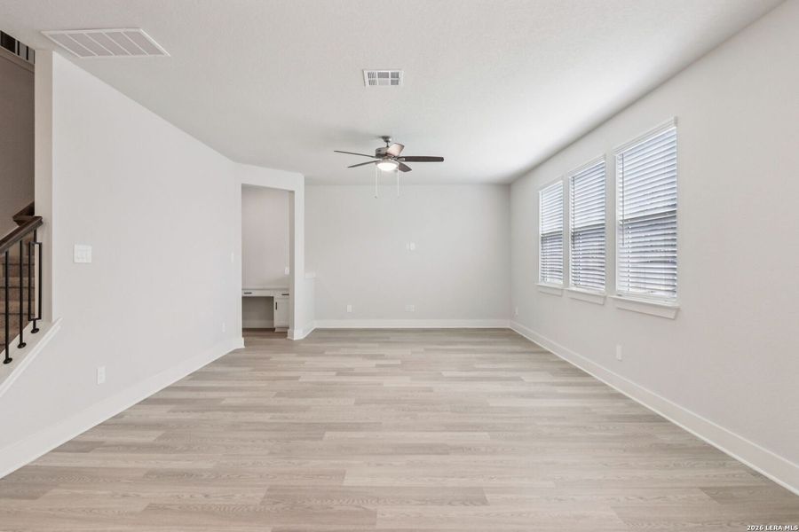 Spacious, unfurnished interior of a new home in Thomas Pond, San Antonio (Image 37).