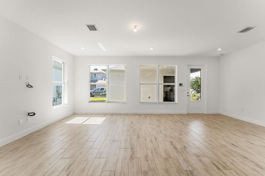 Spacious, unfurnished interior of a new home in Newfield - Rosette Park, Palm City (Image 8).