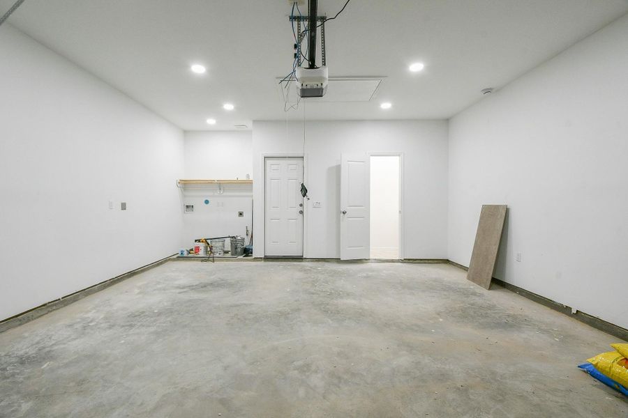 Spacious, unfurnished interior of a new home in , Galena Park (Image 36).