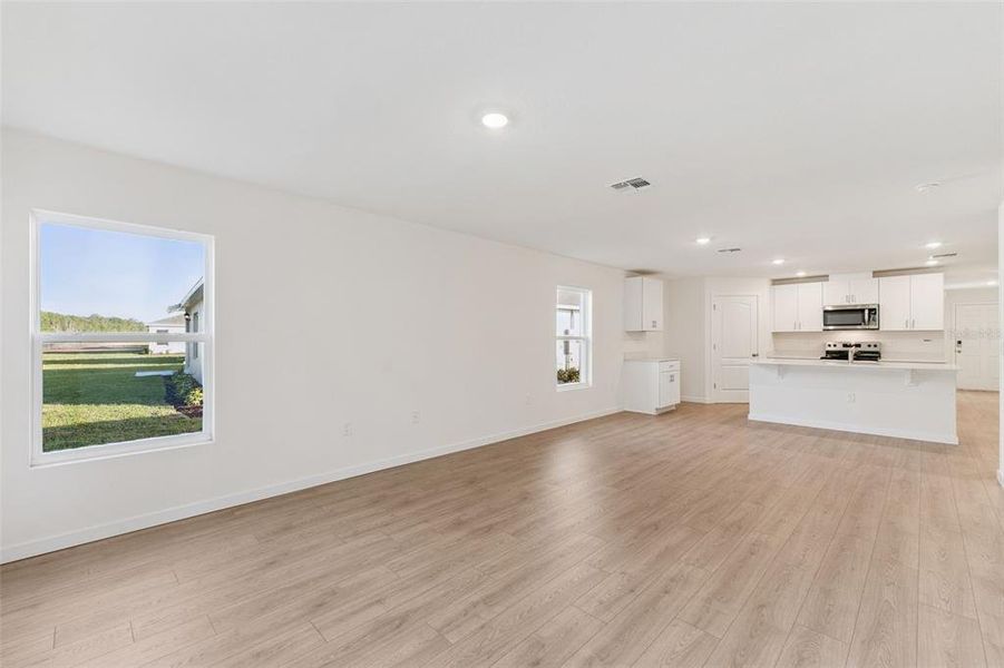 Spacious, unfurnished interior of a new home in Fountain View, Ormond Beach (Image 11).