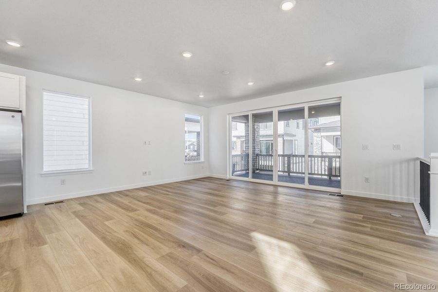 Spacious, unfurnished interior of a new home in Vermilion Creek, Centennial (Image 10).