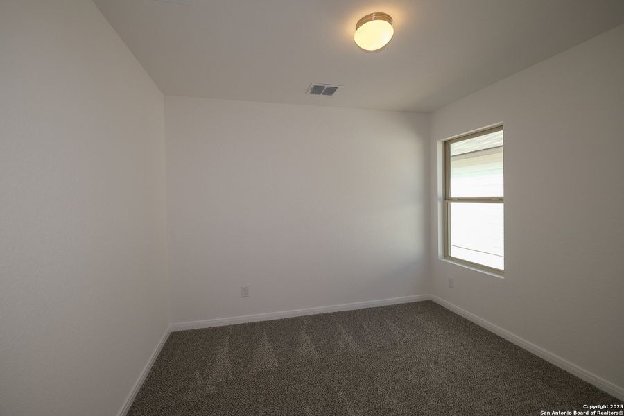 Spacious, unfurnished interior of a new home in Blue Ridge Ranch, San Antonio (Image 27).