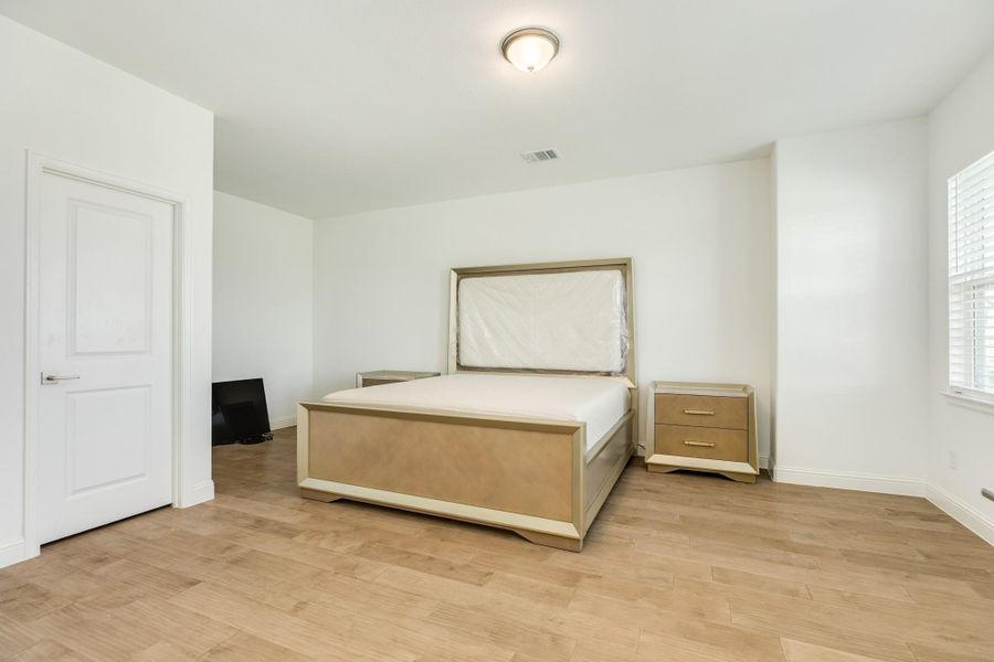 Spacious secondary bedroom featuring ample room for shared living arrangements while providing dedicated personal space for each occupant. This room includes a large closet and offers a bright, pleasant view facing the street.